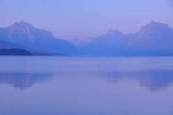 Belíssimo entardecer no Lake McDonald, maior lago do Glacier National Park, em Montana, nos Estados Unidos